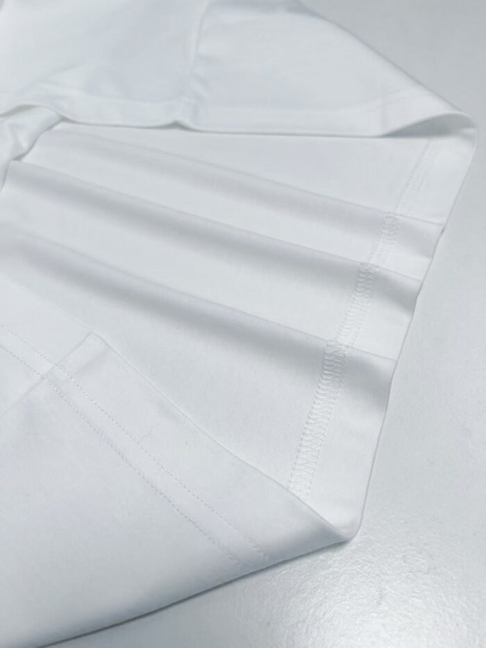 Camicia bianca leggera in cotone, elegante e versatile per ogni occasione.
