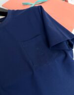 Maglietta navy casual con tasca, scollo rotondo e stile rilassato, ideale per l’estate.