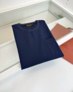 Maglietta navy blu casual elegante in esposizione, tessuto morbido e dettagli di alta qualità.