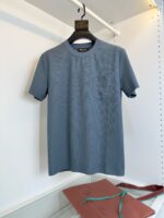 Maglietta casual blu con tasca, tessuto morbido e design semplice, perfetta per ogni occasione.