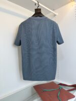 Maglietta corta blu con design sottile, ideale per look casual e moderne.