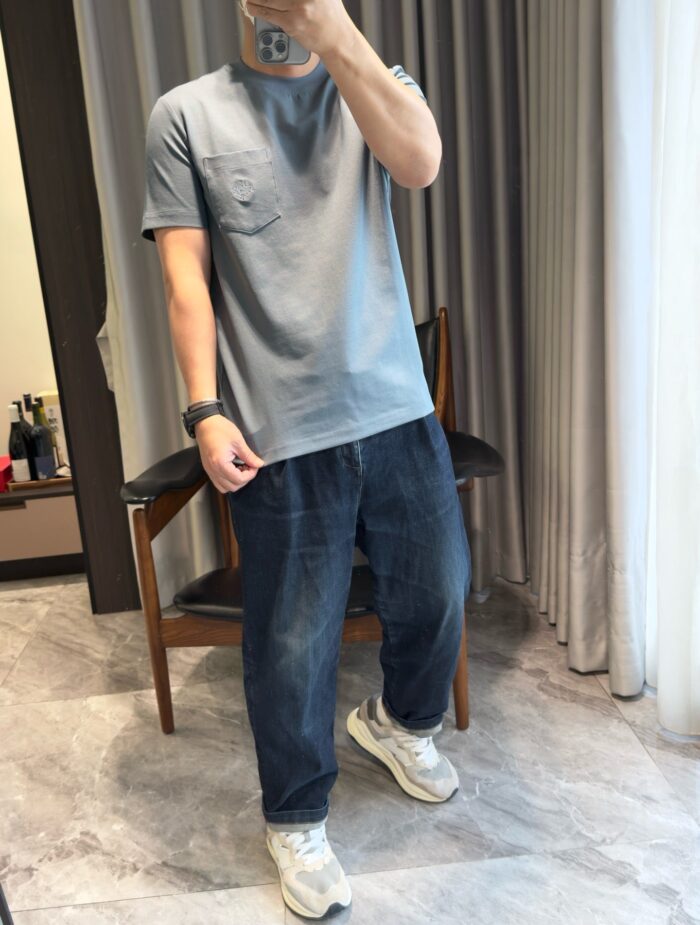 Persona in abbigliamento casual si riflette in un ambiente moderno e minimalista.