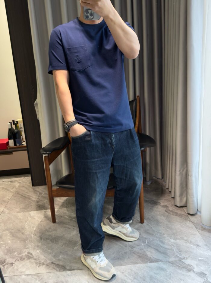 Persona in abbigliamento casual e sneakers bianche in elegante interno moderno.