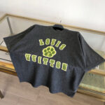 T-shirt oversize Louis Vuitton con stampa paw print giallo, stile streetwear casual e trendy.