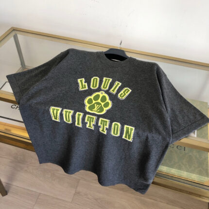 T-shirt oversize Louis Vuitton con stampa paw print giallo, stile streetwear casual e trendy.