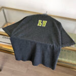 T-shirt grigia streetwear con logo LV giallo, stile moda casual e di lusso sofisticato.