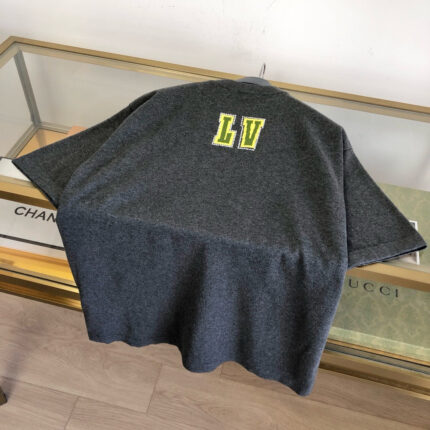 T-shirt grigia streetwear con logo LV giallo, stile moda casual e di lusso sofisticato.