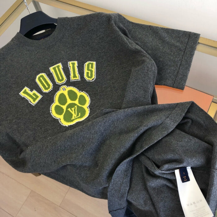 Felpa Louis Vuitton grigia con logo giallo e stampa paw, stile casual e trendy.