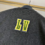 Maglione grigio con logo LV giallo, stile casual e moderno, perfetto per un look trendy.