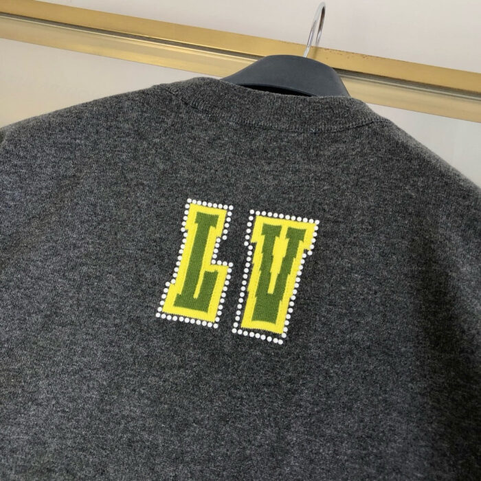 Maglione grigio con logo LV giallo, stile casual e moderno, perfetto per un look trendy.