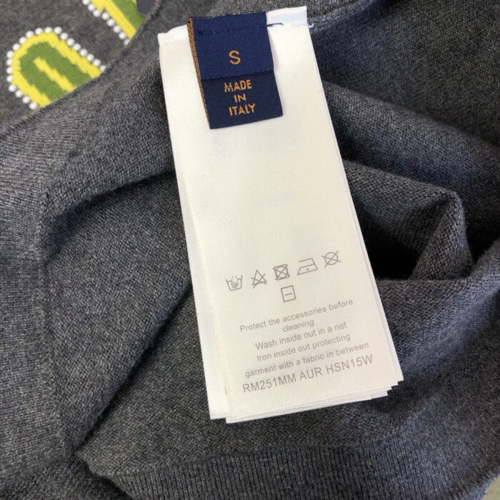 Etichetta di abbigliamento italiana con dettagli di cura e design verde vibrante.