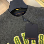 Pullover in lana Louis Vuitton con logo giallo, stile elegante e raffinato.