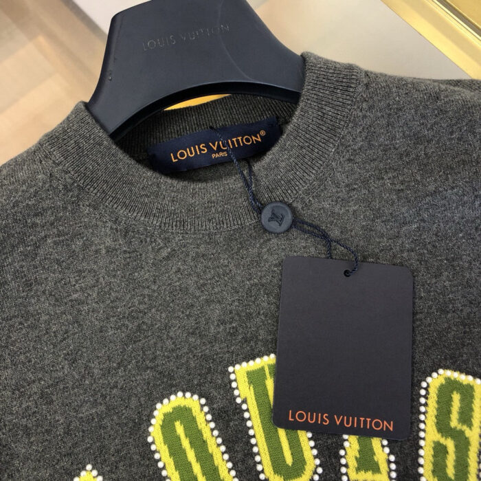 Pullover in lana Louis Vuitton con logo giallo, stile elegante e raffinato.
