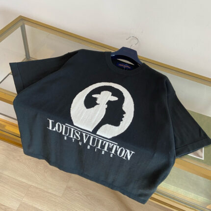 Maglietta Louis Vuitton con silhouette femminile e logo iconico, stile streetwear di alta moda.