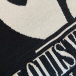 Sciarpa di lusso nera e bianca con logo moderno e design elegante.