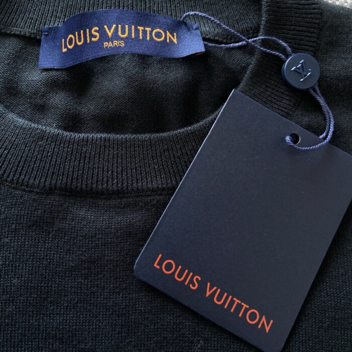 Maglione Louis Vuitton nero con logo elegante e etichetta di lusso, alta qualità e stile raffinato.
