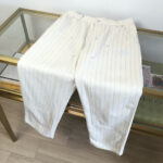 Pantaloni a pinstripe cremisi eleganti e moderni, lightweight, ideali per look casual e sofisticati.