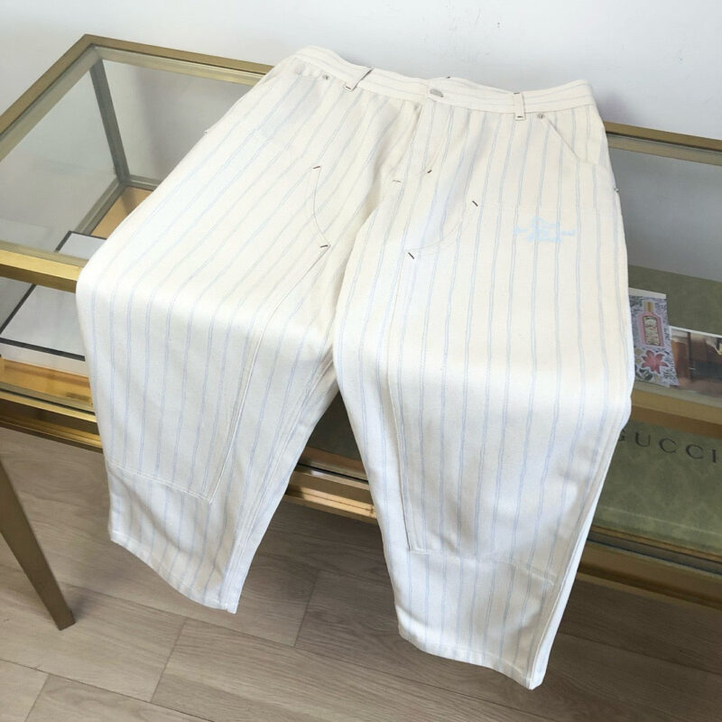 Pantaloni a pinstripe cremisi eleganti e moderni, lightweight, ideali per look casual e sofisticati.
