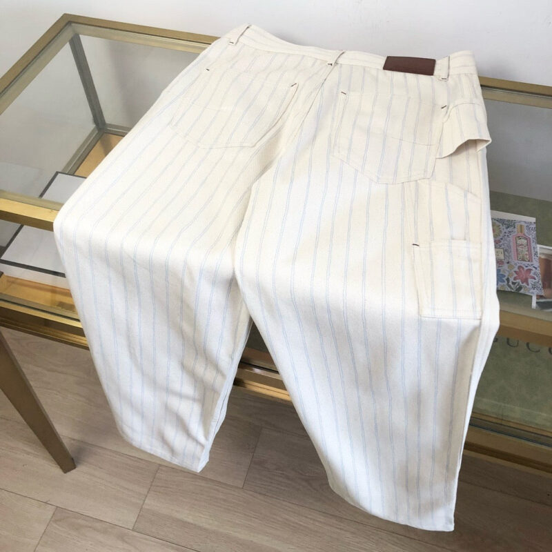 Pantaloni bianchi eleganti a righe blu, bordo classico, perfetti per outfit estivi e casual chic.
