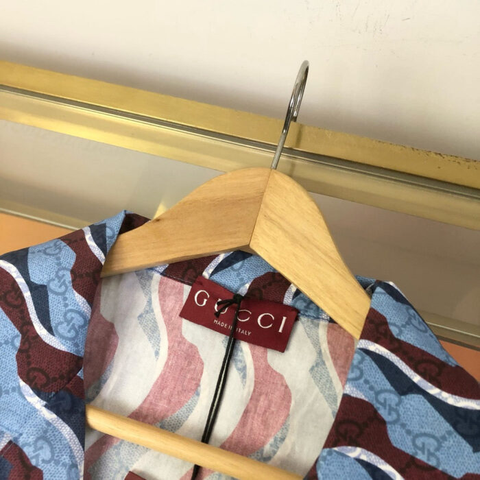 Camicia Gucci con fantasia astratta, collare elegante e tessuto di alta qualità.