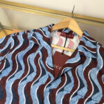 Camicia Gucci a motivo onde colorato, casual e di design moderno, perfetta per l’estate.
