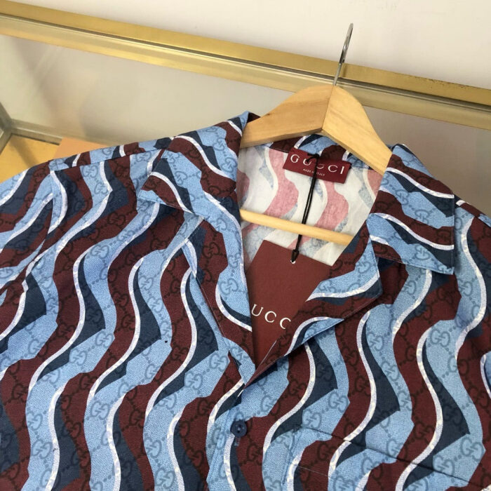 Camicia Gucci a motivo onde colorato, casual e di design moderno, perfetta per l’estate.