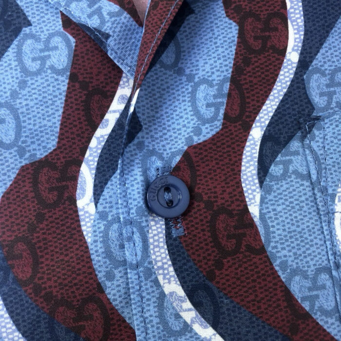 Camicia elegante con pattern interlock G e onde in blu, marrone e grigio versatili e alla moda.