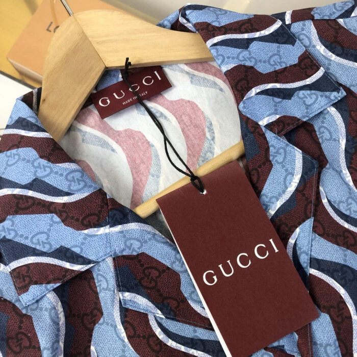 Camicia Gucci con motivo colorato, perfetta per uno stile elegante e casual.