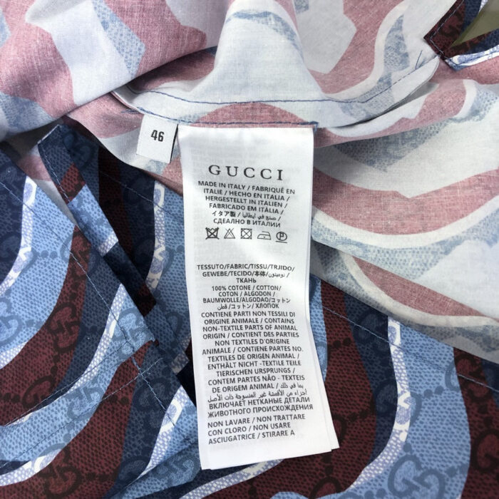 Giacchetto Gucci con tessuto colorato e etichetta di lusso, elegante e di alta moda.