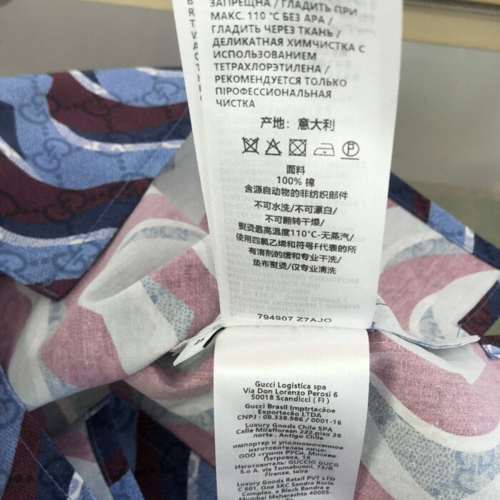 Tessuto colorato con design fluido, label di cura e fibra naturale, ideale per moda e decorazioni.