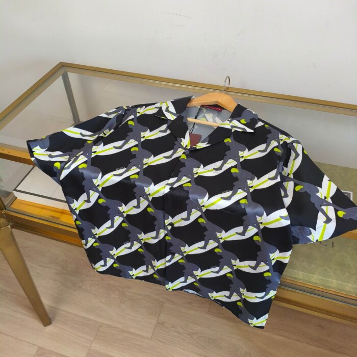 Camicia corta estiva con design astratto, colori vivaci su sfondo blu navy, stile casual e moderno.