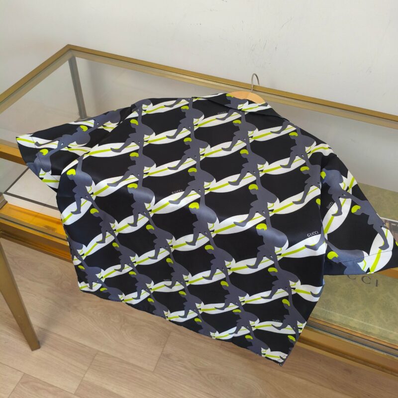 Tessuto moderno con motivi geometrici, dettagli gialli vivaci su tavolo in vetro e legno.