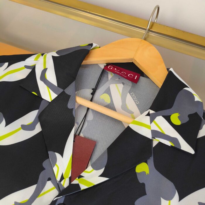 Blusa Gucci con design astratto, colori vivaci e dettagli di lusso.