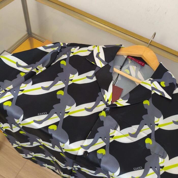 Camicia moderna con stampa astratta streetwear, dettagli artistici e design elegante, perfetta per ogni occasione.