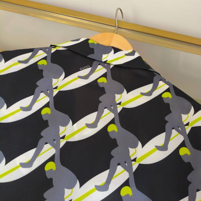 Camicia moderna nera con figure in grigio e dettagli lime verde, stile sportivo e di tendenza.
