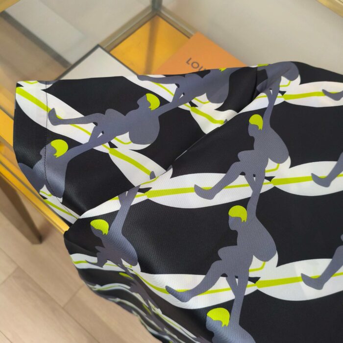 Tessuto sportivo colorato con figure stilizzate, linee fluide e dettagli vivaci, ideale per moda e accessori.
