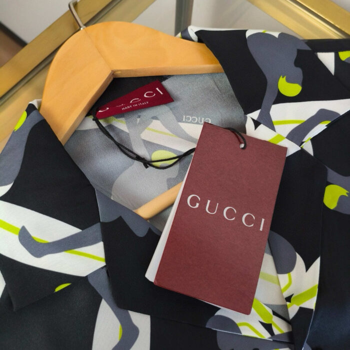 Camicia Gucci con stampa astratta colorata, colletto classico, orologio di marca e goffa etichetta.