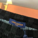 Etichetta Louis Vuitton su abbigliamento di lusso con dettagli eleganti e firma iconica.