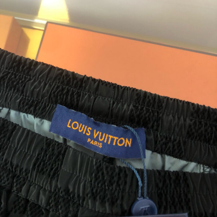 Etichetta Louis Vuitton su abbigliamento di lusso con dettagli eleganti e firma iconica.