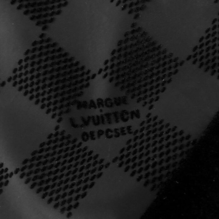Design a righe checkerboard nero e grigio con logo di lusso e dettagli eleganti.