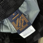 Etichetta di lusso italiana su abbigliamento elegante e di alta qualità.