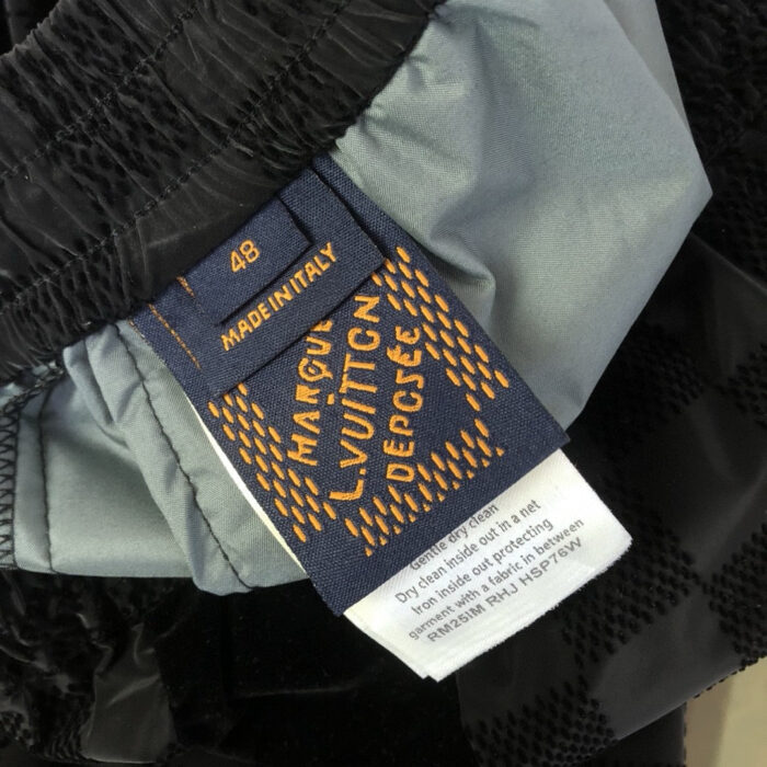 Etichetta di lusso italiana su abbigliamento elegante e di alta qualità.
