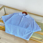 Camicia polo estiva blu con motivo geometrico, casual e alla moda per occasioni informali.