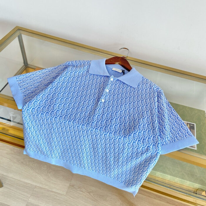 Camicia polo estiva blu con motivo geometrico, casual e alla moda per occasioni informali.