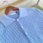 Camicia uomo blu con colletto contrasto, design elegante e dettagli raffinati per ogni occasione.