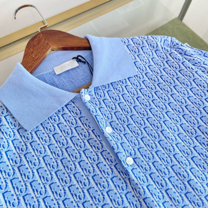 Camicia uomo blu con colletto contrasto, design elegante e dettagli raffinati per ogni occasione.