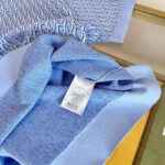 Tessuti blu con motivi a maglia e lisci, ideali per capi eleganti e di qualità.