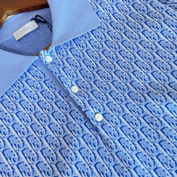 Polo azzurro con motivo elegante, colletto contrasto e dettagli moderni adatto a ogni occasione.