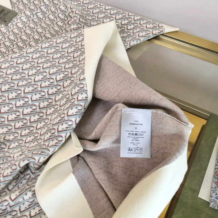 Abito elegante con motivo ricamato, fodera morbida e etichetta di cura visibile.
