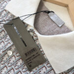 Camicia geometrica con colletto bianco, tessuto caldo e dettagli eleganti, ideale per ogni occasione.